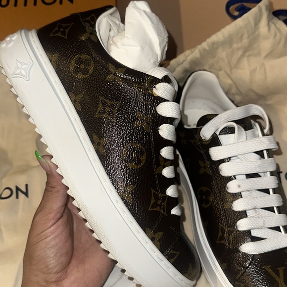 Brand new LV authentic   I only used 2 times comes with dust bag and box $850 .. - Picture 2 of 4